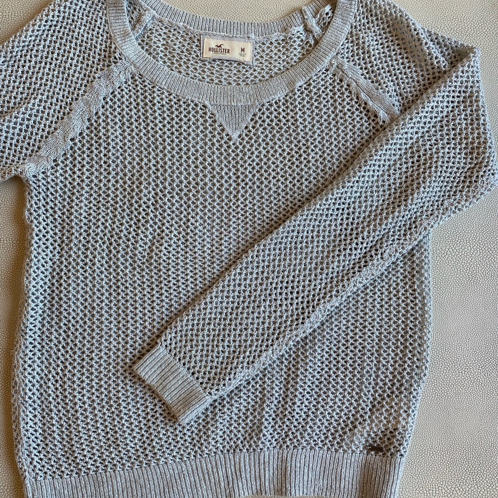 Hollistee size M silver top